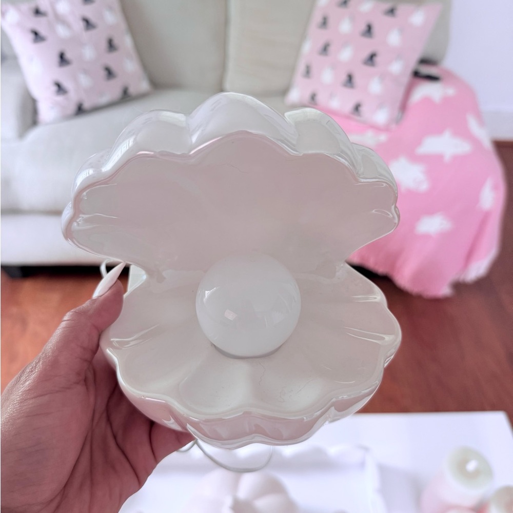 White Coquette Shell Ceramic Lamp